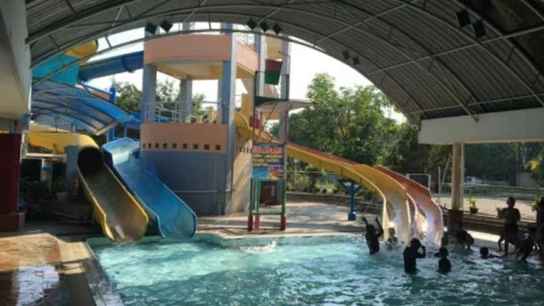 Foto Kolam Renang Laguna Sendang Sari, sumber Google Maps @A DhieN, 1. Kolam Renang Wisata Gajah Mada Sport Center, 2. Kolam Renang Bandar EcoPark, 3. Waterboom Bina Garut, 4. Wisata Kampung Kalisalak Park, 5. Waykambang Edupark, 6. Kolam Renang Tirta Asri, 7. Kolam Ciblon Pandawa Jostim, 8. Wisata Kolam Renang Cokro Kembang, 9. Kolam Renang Laguna Sendang Sari, 10. Kolam Renang Karanganyar Trunk, 11. Kolam Renang Tirta Aribawa Bandar, 12. Kolam Renang THR Kramat, 13. Kolam Renang Bukit Sri Gunung, 14. Kolam Renang Batang Tirtayasa