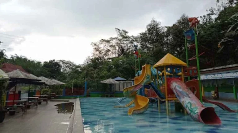 Foto Kolam Renang Tirta Asri, sumber Google Maps @Muthoharoh Muthoharoh, 1. Kolam Renang Wisata Gajah Mada Sport Center, 2. Kolam Renang Bandar EcoPark, 3. Waterboom Bina Garut, 4. Wisata Kampung Kalisalak Park, 5. Waykambang Edupark, 6. Kolam Renang Tirta Asri, 7. Kolam Ciblon Pandawa Jostim, 8. Wisata Kolam Renang Cokro Kembang, 9. Kolam Renang Laguna Sendang Sari, 10. Kolam Renang Karanganyar Trunk, 11. Kolam Renang Tirta Aribawa Bandar, 12. Kolam Renang THR Kramat, 13. Kolam Renang Bukit Sri Gunung, 14. Kolam Renang Batang Tirtayasa
