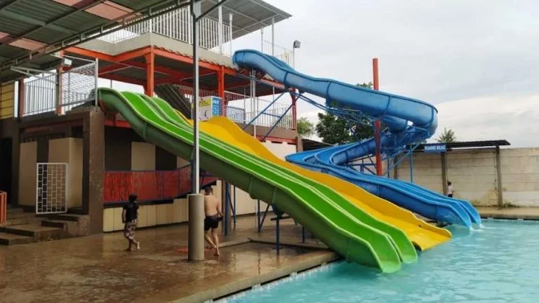 Foto Kolam Renang Wisata Gajah Mada Sport Center, sumber Google Maps @Afifudin Muhammad, 1. Kolam Renang Wisata Gajah Mada Sport Center, 2. Kolam Renang Bandar EcoPark, 3. Waterboom Bina Garut, 4. Wisata Kampung Kalisalak Park, 5. Waykambang Edupark, 6. Kolam Renang Tirta Asri, 7. Kolam Ciblon Pandawa Jostim, 8. Wisata Kolam Renang Cokro Kembang, 9. Kolam Renang Laguna Sendang Sari, 10. Kolam Renang Karanganyar Trunk, 11. Kolam Renang Tirta Aribawa Bandar, 12. Kolam Renang THR Kramat, 13. Kolam Renang Bukit Sri Gunung, 14. Kolam Renang Batang Tirtayasa