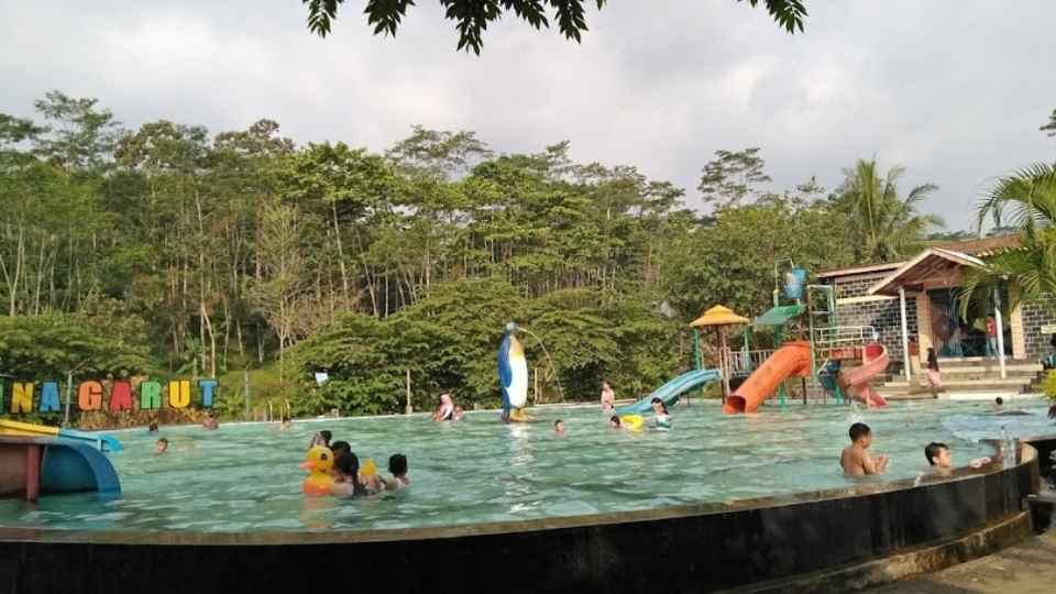 Foto Waterboom Bina Garut, sumber Google Maps @Ari Sukmarini, 1. Kolam Renang Wisata Gajah Mada Sport Center, 2. Kolam Renang Bandar EcoPark, 3. Waterboom Bina Garut, 4. Wisata Kampung Kalisalak Park, 5. Waykambang Edupark, 6. Kolam Renang Tirta Asri, 7. Kolam Ciblon Pandawa Jostim, 8. Wisata Kolam Renang Cokro Kembang, 9. Kolam Renang Laguna Sendang Sari, 10. Kolam Renang Karanganyar Trunk, 11. Kolam Renang Tirta Aribawa Bandar, 12. Kolam Renang THR Kramat, 13. Kolam Renang Bukit Sri Gunung, 14. Kolam Renang Batang Tirtayasa