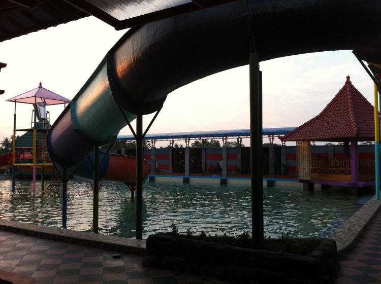 Foto Wisata Kampung Kalisalak Park, 1. Kolam Renang Wisata Gajah Mada Sport Center, 2. Kolam Renang Bandar EcoPark, 3. Waterboom Bina Garut, 4. Wisata Kampung Kalisalak Park, 5. Waykambang Edupark, 6. Kolam Renang Tirta Asri, 7. Kolam Ciblon Pandawa Jostim, 8. Wisata Kolam Renang Cokro Kembang, 9. Kolam Renang Laguna Sendang Sari, 10. Kolam Renang Karanganyar Trunk, 11. Kolam Renang Tirta Aribawa Bandar, 12. Kolam Renang THR Kramat, 13. Kolam Renang Bukit Sri Gunung, 14. Kolam Renang Batang Tirtayasa