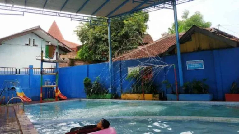 Foto Wisata Kolam Renang Cokro Kembang, sumber Googlem Maps @Ahmad Qomaruddin Arsyadi, 1. Kolam Renang Wisata Gajah Mada Sport Center, 2. Kolam Renang Bandar EcoPark, 3. Waterboom Bina Garut, 4. Wisata Kampung Kalisalak Park, 5. Waykambang Edupark, 6. Kolam Renang Tirta Asri, 7. Kolam Ciblon Pandawa Jostim, 8. Wisata Kolam Renang Cokro Kembang, 9. Kolam Renang Laguna Sendang Sari, 10. Kolam Renang Karanganyar Trunk, 11. Kolam Renang Tirta Aribawa Bandar, 12. Kolam Renang THR Kramat, 13. Kolam Renang Bukit Sri Gunung, 14. Kolam Renang Batang Tirtayasa