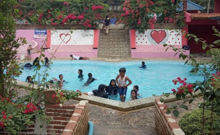 Kolam Renang Adipasir Utara, 1. Kolam Renang Serulingmas, 2. Kolam Renang Adipasir Utara, 3. Kolam Renang Loka Tirta, 4. Kolam Renang Tirtayasa, 5. Kolam Renang Tirta Teja, 6. Kolam Renang D’Giana, 7. Surya Yudha Park, 8. Kolam Renang Cangkring, 9. Serayu Waterpark, 10. D’Qiano Hot Spring Waterpark, 11. MINORIA WATER PARK, 12. KOLAM CINTA PETUGURAN, 13. KOLAM RENANG UMAH SAWAH KALISENGGE GUMELEM WETAN, 14. KOLAM RENANG TIRTA SUMBER REJA
