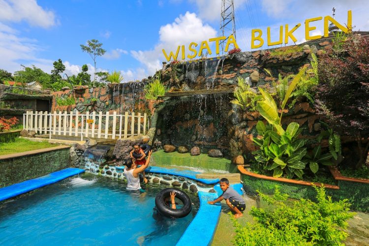 Kolam Renang Buken Purwokerto via Pegipegi