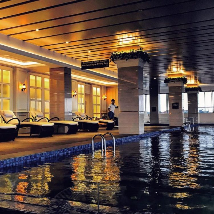 Kolam Renang Indoor Cor Hotel Purwokerto via Travelingyuk