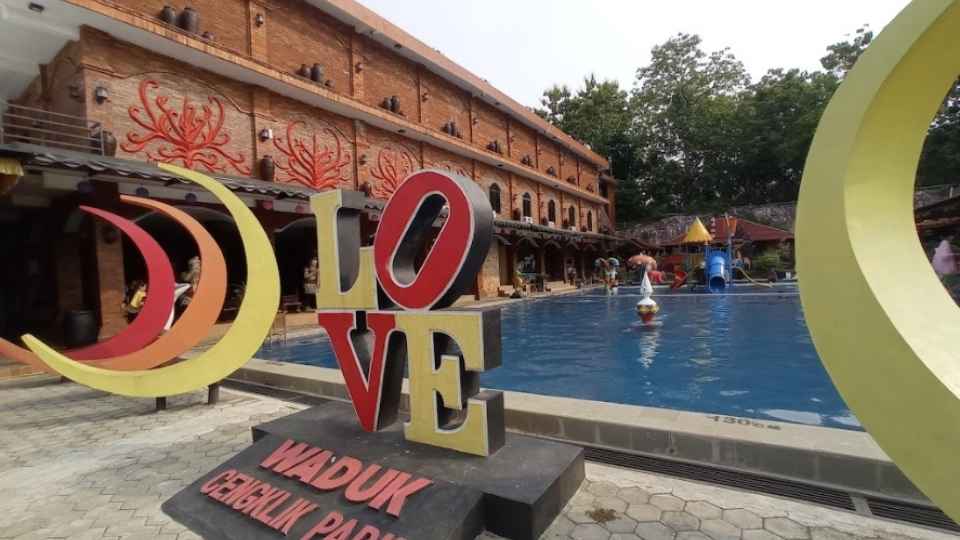 Kolam Renang Waduk Cengklik Park via Google Maps @Neneng Ariesta, 2. Kusuma Pool Resto, 3. Pawon Glagahan, 4. Ekowisata Taman Air, 5. Klangi Waterpark, 6. Kolam renang Tlatar Boyolali, 7. Kolam renang Brajan Karang Gede, 8. Kolam renang Pengging, 9. Restu Wijaya Waterboom, 10. Kolam renang Tirta Bhirawa Yudha Kopassus, 11. Wisata Danuwo Waterpark, Cafe &amp; Resto, 12. Agrowisata Tlogo Alam, 13. Kolam Renang Ringinpitu Nogosari, 14. Waterboom Sruwoh (Sinar Anugrah Waterboom), 15. Kolam Renang Waduk Cengklik Park