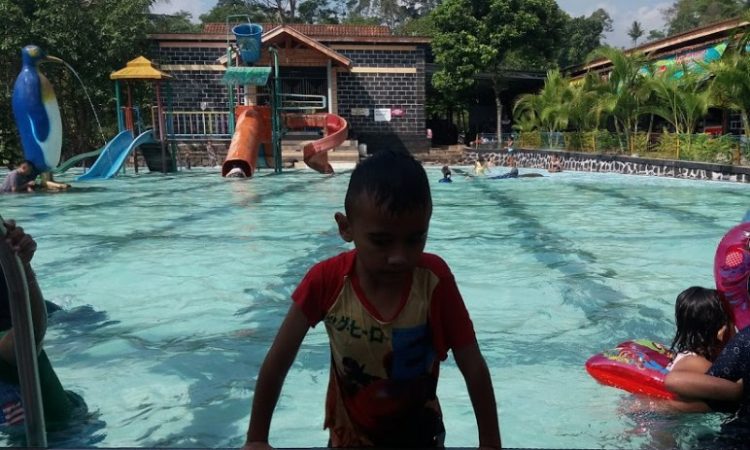 Kolam Renang Tirtonadi