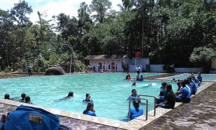 Kolam renang Tirta Abirawa Badar Batang, 1. Kolam Renang Wisata Gajah Mada Sport Center, 2. Kolam Renang Bandar EcoPark, 3. Waterboom Bina Garut, 4. Wisata Kampung Kalisalak Park, 5. Waykambang Edupark, 6. Kolam Renang Tirta Asri, 7. Kolam Ciblon Pandawa Jostim, 8. Wisata Kolam Renang Cokro Kembang, 9. Kolam Renang Laguna Sendang Sari, 10. Kolam Renang Karanganyar Trunk, 11. Kolam Renang Tirta Aribawa Bandar, 12. Kolam Renang THR Kramat, 13. Kolam Renang Bukit Sri Gunung, 14. Kolam Renang Batang Tirtayasa