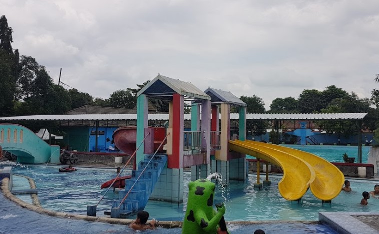 Kolam renang Tirta Bhirawa Yudha Kopassus, 2. Kusuma Pool Resto, 3. Pawon Glagahan, 4. Ekowisata Taman Air, 5. Klangi Waterpark, 6. Kolam renang Tlatar Boyolali, 7. Kolam renang Brajan Karang Gede, 8. Kolam renang Pengging, 9. Restu Wijaya Waterboom, 10. Kolam renang Tirta Bhirawa Yudha Kopassus, 11. Wisata Danuwo Waterpark, Cafe &amp; Resto, 12. Agrowisata Tlogo Alam, 13. Kolam Renang Ringinpitu Nogosari, 14. Waterboom Sruwoh (Sinar Anugrah Waterboom), 15. Kolam Renang Waduk Cengklik Park