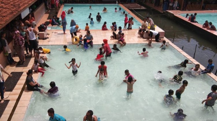 Kolam renang Tlatar Boyolali, 2. Kusuma Pool Resto, 3. Pawon Glagahan, 4. Ekowisata Taman Air, 5. Klangi Waterpark, 6. Kolam renang Tlatar Boyolali, 7. Kolam renang Brajan Karang Gede, 8. Kolam renang Pengging, 9. Restu Wijaya Waterboom, 10. Kolam renang Tirta Bhirawa Yudha Kopassus, 11. Wisata Danuwo Waterpark, Cafe &amp; Resto, 12. Agrowisata Tlogo Alam, 13. Kolam Renang Ringinpitu Nogosari, 14. Waterboom Sruwoh (Sinar Anugrah Waterboom), 15. Kolam Renang Waduk Cengklik Park