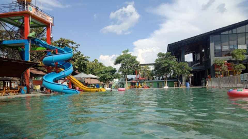 Wisata Danuwo Waterpark, Cafe &amp; Resto via Google Maps Nisriinaa Dwi Royya, 2. Kusuma Pool Resto, 3. Pawon Glagahan, 4. Ekowisata Taman Air, 5. Klangi Waterpark, 6. Kolam renang Tlatar Boyolali, 7. Kolam renang Brajan Karang Gede, 8. Kolam renang Pengging, 9. Restu Wijaya Waterboom, 10. Kolam renang Tirta Bhirawa Yudha Kopassus, 11. Wisata Danuwo Waterpark, Cafe &amp; Resto, 12. Agrowisata Tlogo Alam, 13. Kolam Renang Ringinpitu Nogosari, 14. Waterboom Sruwoh (Sinar Anugrah Waterboom), 15. Kolam Renang Waduk Cengklik Park
