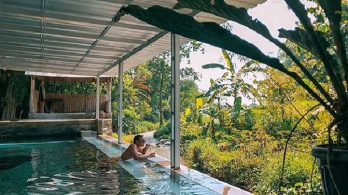 kolam renang Pawon Glagahan via Tirbun Solo, 2. Kusuma Pool Resto, 3. Pawon Glagahan, 4. Ekowisata Taman Air, 5. Klangi Waterpark, 6. Kolam renang Tlatar Boyolali, 7. Kolam renang Brajan Karang Gede, 8. Kolam renang Pengging, 9. Restu Wijaya Waterboom, 10. Kolam renang Tirta Bhirawa Yudha Kopassus, 11. Wisata Danuwo Waterpark, Cafe &amp; Resto, 12. Agrowisata Tlogo Alam, 13. Kolam Renang Ringinpitu Nogosari, 14. Waterboom Sruwoh (Sinar Anugrah Waterboom), 15. Kolam Renang Waduk Cengklik Park