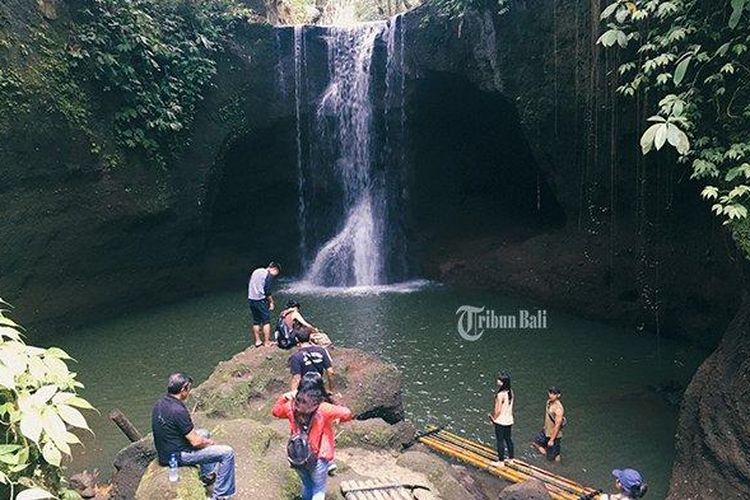 Air Terjun Suwat via Tribun Bali, 1. Pura Sakenan, 2. Museum Bali, 3. Taman Budaya Bali, 4. Monumen Bajra Sandhi, 5. Pura Tampak Siring, 6. Tegalalang, 7. D’Tukad River Club, 8. Pasar Seni Ubud, 9. Alas Harum Agrotourism, 10. Bali Strawberry Farm &amp; Restaurant, 11. Rumah Gemuk Bali, 12. Museum dan Galeri Seni Rudana, 13. Patung Bayi, 14. The Blanco Renaissance Museum, 15. Museum ARMA, 16. Museum Seni Neka, 17. Museum Subak, 18. Desa Petulu, 19. Desa Wisata Penglipuran, 20. Desa Coklat Bali, 21. Arung Jeram Sungai Ayung, 22. Pemandian Air Panas Yeh Panes Panatahan, 23. Pemandian Air Panas Angseri, 24. Air Terjun Suwat, 25. Air Terjun Kanto Lampo, 26. Air Terjun Blahmantung, 27. Danau Buyan, 28. Pura Ulun Danu, 29. Goa Gajah, 30. Istana Tampaksiring, 31. Pura Gunung Lebah, 32. Pura Malen, 33. Puri Saren Agung, 34. Pura Taman Saraswati, 35. Pura Tirta Empul, 36. Pura Gunung Kawi, 37. Hidden Canyon Beji Guwang, 38. Taman Kota Ciung Wanara Gianyar, 39. Taman Kota Lumintang, 40. Taman Nusa, 41. Elephant Safari Park, 42. Bali Bird Park, 43. Bali Zoo, 44. Terasering Jatiluwih, 45. Terasering Tegalalang, 46. Bukit Campuhan, 48. Pohon Kayu Putih Desa Bayan, 49. Taman Kupu-kupu, 50. Kebun Raya Bali, 51. The Blooms Garden, 52. Monkey Forest Ubud, 53. Alas Kedaton, 54. Tasta Zoo, 55. Air Terjun Tukad Cepung, 56. Air Terjun Nungnung, 57. Objek Wisata Sangeh, 58. Air Terjun Tegenungan