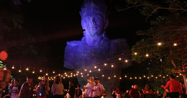 Garuda Wisnu Kencana, 1. Nol Kilometer Denpasar, 2. Pasar Kreneng Denpasar, 3. Sunset di Pantai Kuta dan Pantai Semiyak, 4. Pantai Purnama, 5. Uluwatu Surf Villa, 6. Cocoon Beach Club, 7. Pantai Jimbaran, 8. SKY GARDEN BAR BALI, 9. Eikon Bar & Lounge, 10. Bali Zoo, 11. Garuda Wisnu Kencana, 12. DISCOVERY SHOPPING MALL, 13. Taman Kumbasari, 14. Art Center Denpasar, 15. Monumen Bajra Sandhi, 16. El Kabron Restaurant, 17. TAMAN STONEHENGE PANTAI PURNAMA, 18. Pura Uluwatu, 19. La Laguna, 20. Nusa Penida, 21. Paradiso Ubud