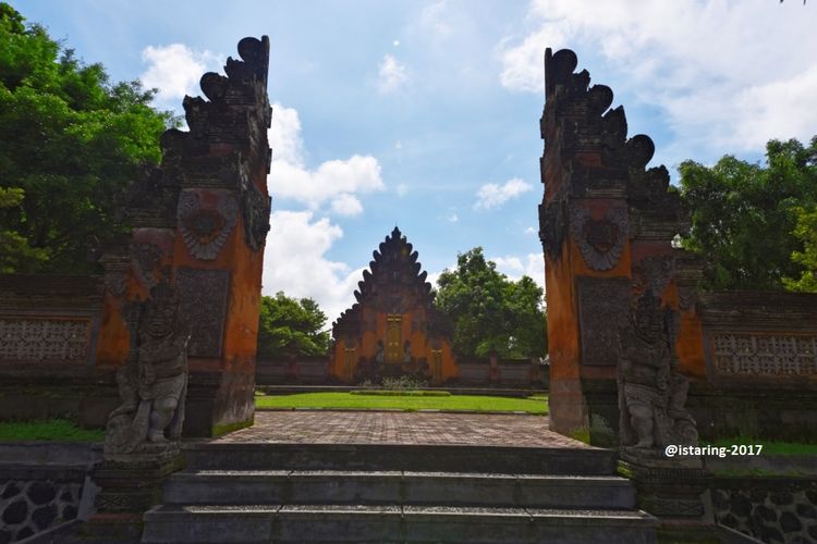 Istana Tampaksiring, 1. Pura Sakenan, 2. Museum Bali, 3. Taman Budaya Bali, 4. Monumen Bajra Sandhi, 5. Pura Tampak Siring, 6. Tegalalang, 7. D’Tukad River Club, 8. Pasar Seni Ubud, 9. Alas Harum Agrotourism, 10. Bali Strawberry Farm &amp; Restaurant, 11. Rumah Gemuk Bali, 12. Museum dan Galeri Seni Rudana, 13. Patung Bayi, 14. The Blanco Renaissance Museum, 15. Museum ARMA, 16. Museum Seni Neka, 17. Museum Subak, 18. Desa Petulu, 19. Desa Wisata Penglipuran, 20. Desa Coklat Bali, 21. Arung Jeram Sungai Ayung, 22. Pemandian Air Panas Yeh Panes Panatahan, 23. Pemandian Air Panas Angseri, 24. Air Terjun Suwat, 25. Air Terjun Kanto Lampo, 26. Air Terjun Blahmantung, 27. Danau Buyan, 28. Pura Ulun Danu, 29. Goa Gajah, 30. Istana Tampaksiring, 31. Pura Gunung Lebah, 32. Pura Malen, 33. Puri Saren Agung, 34. Pura Taman Saraswati, 35. Pura Tirta Empul, 36. Pura Gunung Kawi, 37. Hidden Canyon Beji Guwang, 38. Taman Kota Ciung Wanara Gianyar, 39. Taman Kota Lumintang, 40. Taman Nusa, 41. Elephant Safari Park, 42. Bali Bird Park, 43. Bali Zoo, 44. Terasering Jatiluwih, 45. Terasering Tegalalang, 46. Bukit Campuhan, 48. Pohon Kayu Putih Desa Bayan, 49. Taman Kupu-kupu, 50. Kebun Raya Bali, 51. The Blooms Garden, 52. Monkey Forest Ubud, 53. Alas Kedaton, 54. Tasta Zoo, 55. Air Terjun Tukad Cepung, 56. Air Terjun Nungnung, 57. Objek Wisata Sangeh, 58. Air Terjun Tegenungan