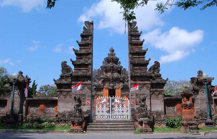 Tempat Wisata di Bali Tengah, 1. Pura Sakenan, 2. Museum Bali, 3. Taman Budaya Bali, 4. Monumen Bajra Sandhi, 5. Pura Tampak Siring, 6. Tegalalang, 7. D’Tukad River Club, 8. Pasar Seni Ubud, 9. Alas Harum Agrotourism, 10. Bali Strawberry Farm &amp; Restaurant, 11. Rumah Gemuk Bali, 12. Museum dan Galeri Seni Rudana, 13. Patung Bayi, 14. The Blanco Renaissance Museum, 15. Museum ARMA, 16. Museum Seni Neka, 17. Museum Subak, 18. Desa Petulu, 19. Desa Wisata Penglipuran, 20. Desa Coklat Bali, 21. Arung Jeram Sungai Ayung, 22. Pemandian Air Panas Yeh Panes Panatahan, 23. Pemandian Air Panas Angseri, 24. Air Terjun Suwat, 25. Air Terjun Kanto Lampo, 26. Air Terjun Blahmantung, 27. Danau Buyan, 28. Pura Ulun Danu, 29. Goa Gajah, 30. Istana Tampaksiring, 31. Pura Gunung Lebah, 32. Pura Malen, 33. Puri Saren Agung, 34. Pura Taman Saraswati, 35. Pura Tirta Empul, 36. Pura Gunung Kawi, 37. Hidden Canyon Beji Guwang, 38. Taman Kota Ciung Wanara Gianyar, 39. Taman Kota Lumintang, 40. Taman Nusa, 41. Elephant Safari Park, 42. Bali Bird Park, 43. Bali Zoo, 44. Terasering Jatiluwih, 45. Terasering Tegalalang, 46. Bukit Campuhan, 48. Pohon Kayu Putih Desa Bayan, 49. Taman Kupu-kupu, 50. Kebun Raya Bali, 51. The Blooms Garden, 52. Monkey Forest Ubud, 53. Alas Kedaton, 54. Tasta Zoo, 55. Air Terjun Tukad Cepung, 56. Air Terjun Nungnung, 57. Objek Wisata Sangeh, 58. Air Terjun Tegenungan