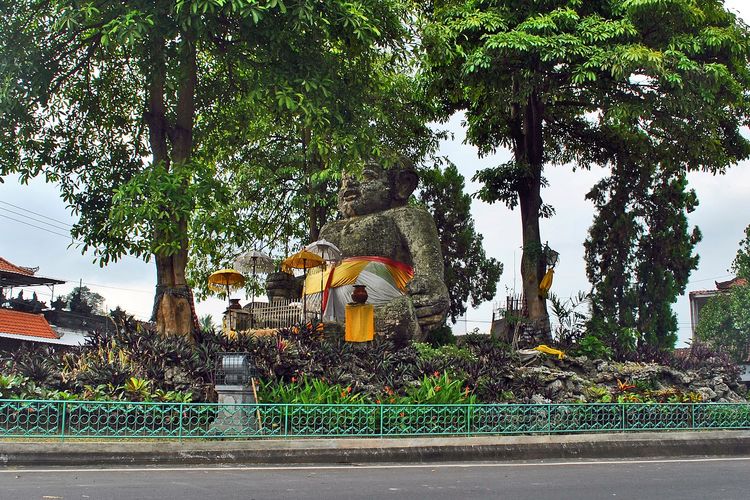 Patung Bayi, 1. Pura Sakenan, 2. Museum Bali, 3. Taman Budaya Bali, 4. Monumen Bajra Sandhi, 5. Pura Tampak Siring, 6. Tegalalang, 7. D’Tukad River Club, 8. Pasar Seni Ubud, 9. Alas Harum Agrotourism, 10. Bali Strawberry Farm &amp; Restaurant, 11. Rumah Gemuk Bali, 12. Museum dan Galeri Seni Rudana, 13. Patung Bayi, 14. The Blanco Renaissance Museum, 15. Museum ARMA, 16. Museum Seni Neka, 17. Museum Subak, 18. Desa Petulu, 19. Desa Wisata Penglipuran, 20. Desa Coklat Bali, 21. Arung Jeram Sungai Ayung, 22. Pemandian Air Panas Yeh Panes Panatahan, 23. Pemandian Air Panas Angseri, 24. Air Terjun Suwat, 25. Air Terjun Kanto Lampo, 26. Air Terjun Blahmantung, 27. Danau Buyan, 28. Pura Ulun Danu, 29. Goa Gajah, 30. Istana Tampaksiring, 31. Pura Gunung Lebah, 32. Pura Malen, 33. Puri Saren Agung, 34. Pura Taman Saraswati, 35. Pura Tirta Empul, 36. Pura Gunung Kawi, 37. Hidden Canyon Beji Guwang, 38. Taman Kota Ciung Wanara Gianyar, 39. Taman Kota Lumintang, 40. Taman Nusa, 41. Elephant Safari Park, 42. Bali Bird Park, 43. Bali Zoo, 44. Terasering Jatiluwih, 45. Terasering Tegalalang, 46. Bukit Campuhan, 48. Pohon Kayu Putih Desa Bayan, 49. Taman Kupu-kupu, 50. Kebun Raya Bali, 51. The Blooms Garden, 52. Monkey Forest Ubud, 53. Alas Kedaton, 54. Tasta Zoo, 55. Air Terjun Tukad Cepung, 56. Air Terjun Nungnung, 57. Objek Wisata Sangeh, 58. Air Terjun Tegenungan