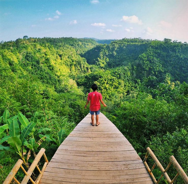 Photo Via Idabagusekam, 1. Air Terjun Tegenungan di Gianyar, 2. Pantai Atuh Nusa Penida, 3. Air Terjun Tibumana, 4. Air Terjun Sekumpul, 5. Pulau Menjangan, 6. Pantai Suluban, 7. Belayu Florist, 8. Air Terjun Kanto lampo, 9. Bandung Waterfall, 10. Bukit Mende, 11. Ladang Bunga Gemitir (Marigold) Desa Temukus, 12. Air Terjun Tukad Cepung, 13. Leke Leke Waterfall, 14. Tukad Melangit, Antugan, 15. Ngarai Rahasia di Sukawati, Hidden Canyon Beji Guwang, 16. Angel’s Billabong, 17. Secret Gardens of Sambangan, 18. Bukit Teletubbies di Nusa Penida, 19. Air Terjun Peguyangan, Nusa Penida, 20. Pantai Melasti (Ungasan), 21. Gunung Batur Desa Pinggan, 22. Tebing hijau dan gua kecil di Undisan, Bangli, 23. Water Blow Nusa Dua, 24. Tebing Banah, Nusa Penida, 25. Blue Lagoon, Nusa Ceningan, 26. Bukit Asah, 27. Pasih Uwug, 28. Pantai Tegal Wangi, 29. Pantai Yeh Leh, 30. Diamond Beach, 31. Gunung Payung Secret Beach, 32. Rafting di Sungai Ayung Ubud, 33. Bukit Campuhan, 34. Kolam Pemandian Tirta Ujung