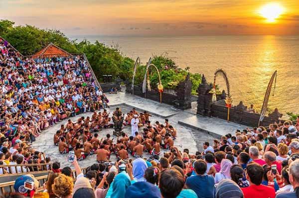 Pura Uluwatu, 1. Tanah Lot, 2. Pura Uluwatu, 3. Pantai Kuta, 4. Pantai Melasti Ungasan, 5. Finns Beach Club, 6. Kelingking Beach, 7. Rock Bar Bali, 8. Dreamland Beach, 9. Pantai Petitenget, 10. Pantai Batu Belig, 11. Echo Beach Canggu, 12. Pantai Balangan, 13. Pantai Mengening, 14. Double Six Beach Seminyak, 15. Honeymoon Beach