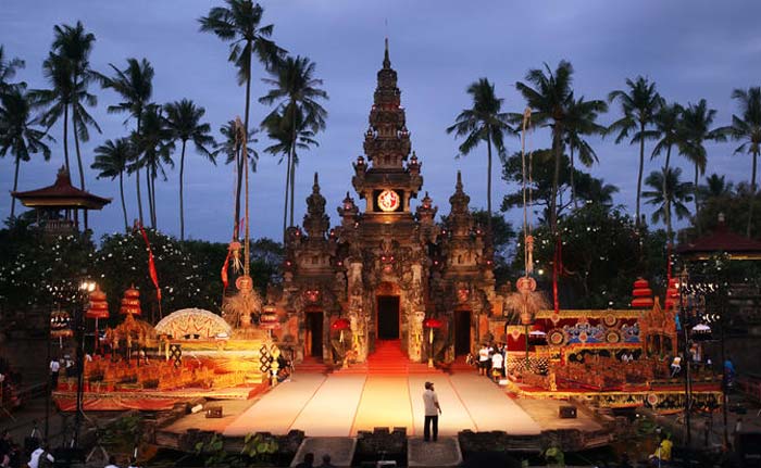 Taman Budaya Bali Tempat Wisata di Bali Tengah, 1. Pura Sakenan, 2. Museum Bali, 3. Taman Budaya Bali, 4. Monumen Bajra Sandhi, 5. Pura Tampak Siring, 6. Tegalalang, 7. D’Tukad River Club, 8. Pasar Seni Ubud, 9. Alas Harum Agrotourism, 10. Bali Strawberry Farm &amp; Restaurant, 11. Rumah Gemuk Bali, 12. Museum dan Galeri Seni Rudana, 13. Patung Bayi, 14. The Blanco Renaissance Museum, 15. Museum ARMA, 16. Museum Seni Neka, 17. Museum Subak, 18. Desa Petulu, 19. Desa Wisata Penglipuran, 20. Desa Coklat Bali, 21. Arung Jeram Sungai Ayung, 22. Pemandian Air Panas Yeh Panes Panatahan, 23. Pemandian Air Panas Angseri, 24. Air Terjun Suwat, 25. Air Terjun Kanto Lampo, 26. Air Terjun Blahmantung, 27. Danau Buyan, 28. Pura Ulun Danu, 29. Goa Gajah, 30. Istana Tampaksiring, 31. Pura Gunung Lebah, 32. Pura Malen, 33. Puri Saren Agung, 34. Pura Taman Saraswati, 35. Pura Tirta Empul, 36. Pura Gunung Kawi, 37. Hidden Canyon Beji Guwang, 38. Taman Kota Ciung Wanara Gianyar, 39. Taman Kota Lumintang, 40. Taman Nusa, 41. Elephant Safari Park, 42. Bali Bird Park, 43. Bali Zoo, 44. Terasering Jatiluwih, 45. Terasering Tegalalang, 46. Bukit Campuhan, 48. Pohon Kayu Putih Desa Bayan, 49. Taman Kupu-kupu, 50. Kebun Raya Bali, 51. The Blooms Garden, 52. Monkey Forest Ubud, 53. Alas Kedaton, 54. Tasta Zoo, 55. Air Terjun Tukad Cepung, 56. Air Terjun Nungnung, 57. Objek Wisata Sangeh, 58. Air Terjun Tegenungan
