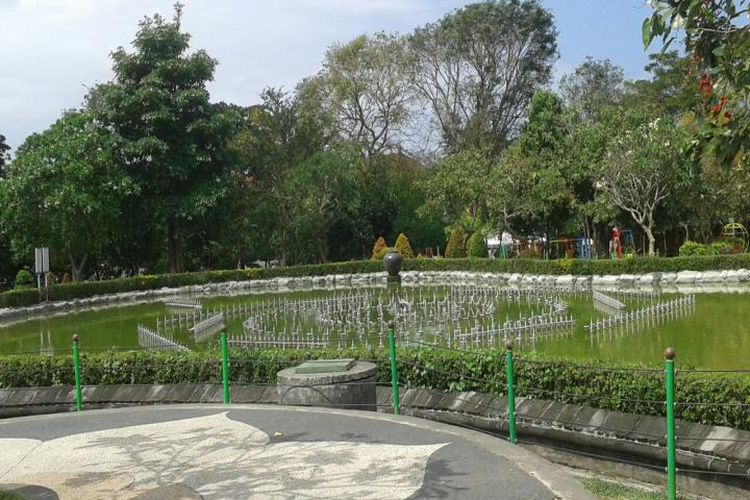 Taman Kota Lumintang, 1. Pura Sakenan, 2. Museum Bali, 3. Taman Budaya Bali, 4. Monumen Bajra Sandhi, 5. Pura Tampak Siring, 6. Tegalalang, 7. D’Tukad River Club, 8. Pasar Seni Ubud, 9. Alas Harum Agrotourism, 10. Bali Strawberry Farm &amp; Restaurant, 11. Rumah Gemuk Bali, 12. Museum dan Galeri Seni Rudana, 13. Patung Bayi, 14. The Blanco Renaissance Museum, 15. Museum ARMA, 16. Museum Seni Neka, 17. Museum Subak, 18. Desa Petulu, 19. Desa Wisata Penglipuran, 20. Desa Coklat Bali, 21. Arung Jeram Sungai Ayung, 22. Pemandian Air Panas Yeh Panes Panatahan, 23. Pemandian Air Panas Angseri, 24. Air Terjun Suwat, 25. Air Terjun Kanto Lampo, 26. Air Terjun Blahmantung, 27. Danau Buyan, 28. Pura Ulun Danu, 29. Goa Gajah, 30. Istana Tampaksiring, 31. Pura Gunung Lebah, 32. Pura Malen, 33. Puri Saren Agung, 34. Pura Taman Saraswati, 35. Pura Tirta Empul, 36. Pura Gunung Kawi, 37. Hidden Canyon Beji Guwang, 38. Taman Kota Ciung Wanara Gianyar, 39. Taman Kota Lumintang, 40. Taman Nusa, 41. Elephant Safari Park, 42. Bali Bird Park, 43. Bali Zoo, 44. Terasering Jatiluwih, 45. Terasering Tegalalang, 46. Bukit Campuhan, 48. Pohon Kayu Putih Desa Bayan, 49. Taman Kupu-kupu, 50. Kebun Raya Bali, 51. The Blooms Garden, 52. Monkey Forest Ubud, 53. Alas Kedaton, 54. Tasta Zoo, 55. Air Terjun Tukad Cepung, 56. Air Terjun Nungnung, 57. Objek Wisata Sangeh, 58. Air Terjun Tegenungan