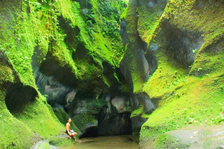 Tebing hijau dan gua kecil di Undisan, Bangli via Instagram.com @swasnabawa_, 1. Air Terjun Tegenungan di Gianyar, 2. Pantai Atuh Nusa Penida, 3. Air Terjun Tibumana, 4. Air Terjun Sekumpul, 5. Pulau Menjangan, 6. Pantai Suluban, 7. Belayu Florist, 8. Air Terjun Kanto lampo, 9. Bandung Waterfall, 10. Bukit Mende, 11. Ladang Bunga Gemitir (Marigold) Desa Temukus, 12. Air Terjun Tukad Cepung, 13. Leke Leke Waterfall, 14. Tukad Melangit, Antugan, 15. Ngarai Rahasia di Sukawati, Hidden Canyon Beji Guwang, 16. Angel’s Billabong, 17. Secret Gardens of Sambangan, 18. Bukit Teletubbies di Nusa Penida, 19. Air Terjun Peguyangan, Nusa Penida, 20. Pantai Melasti (Ungasan), 21. Gunung Batur Desa Pinggan, 22. Tebing hijau dan gua kecil di Undisan, Bangli, 23. Water Blow Nusa Dua, 24. Tebing Banah, Nusa Penida, 25. Blue Lagoon, Nusa Ceningan, 26. Bukit Asah, 27. Pasih Uwug, 28. Pantai Tegal Wangi, 29. Pantai Yeh Leh, 30. Diamond Beach, 31. Gunung Payung Secret Beach, 32. Rafting di Sungai Ayung Ubud, 33. Bukit Campuhan, 34. Kolam Pemandian Tirta Ujung