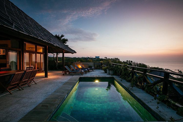 Uluwatu Surf Villa 23 Tempat Wisata Malam di Bali Terbaik & Terfavorit Wisatawan, 1. Nol Kilometer Denpasar, 2. Pasar Kreneng Denpasar, 3. Sunset di Pantai Kuta dan Pantai Semiyak, 4. Pantai Purnama, 5. Uluwatu Surf Villa, 6. Cocoon Beach Club, 7. Pantai Jimbaran, 8. SKY GARDEN BAR BALI, 9. Eikon Bar & Lounge, 10. Bali Zoo, 11. Garuda Wisnu Kencana, 12. DISCOVERY SHOPPING MALL, 13. Taman Kumbasari, 14. Art Center Denpasar, 15. Monumen Bajra Sandhi, 16. El Kabron Restaurant, 17. TAMAN STONEHENGE PANTAI PURNAMA, 18. Pura Uluwatu, 19. La Laguna, 20. Nusa Penida, 21. Paradiso Ubud