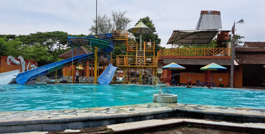 Agrowisata Sondokoro Fiska Pramaningrum, 1. Intanpari Waterpark, 2. Dolphin Tugu Waterpark, 3. Watu Jodo Restoran, Kolam Renang dan Pemancingan, 4. Kolam Renang Agrowisata Sondokoro, 5. Telaga Kusuma Waterpark, 6. Pitik Cilik Waterboom, 7. Kampoeng Kaliboto Waterboom, 8. Tirta Guwo Indah, 9. Kolam Renang Waterplay Karanganyar, 10. Kolam Renang Air Terjun Jumog, 11. Kolam Renang Tirta Angkasa, 12. Waterboom Ngargoyoso – Sumber Mulyo Waterpark, 13. Kolam Renang Sendang Plesungan, 14. Kolam renang jeruksawit, 15. Umbul Gunung Tugel, 16. Kolam renang Pesona Taman Sari, 17. Kolam Bermain Nyi Pulungsih, 18. Kolam Renang Gedongan, 19. Raiven Simo WaterPark, 20. Mbah Ronggo Resto &amp; Waterboom