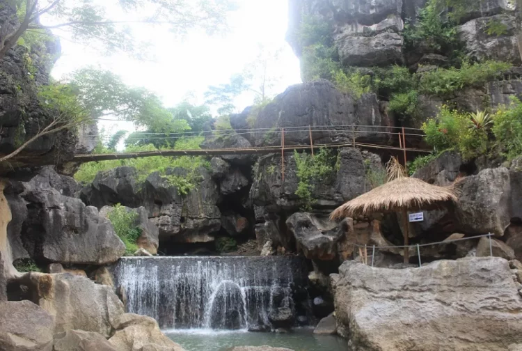 Air Terjun di Goa Ngerit via visittrenggalekgoid