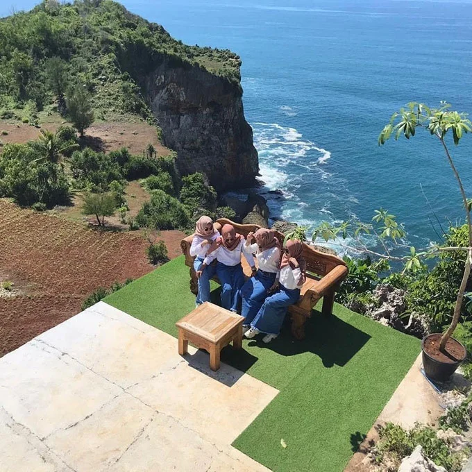 Alamat dan Rute Lokasi Puncak Segoro Yogyakarta, Alamat dan Rute Menuju Lokasi, Harga Tiket Masuk Puncak Segoro, Jam Operasional Puncak Segoro, Fasilitas Penunjang Liburan, Hal Menarik dari Puncak Segoro yang Bikin Meleleh, Aktivitas Seru di Puncak Segoro, Tips Liburan