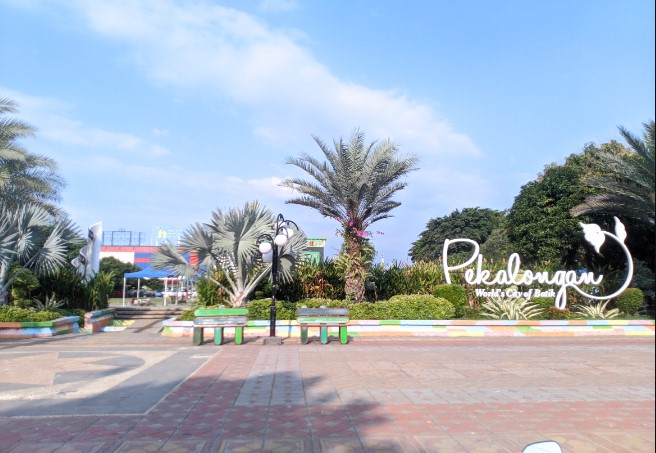 Alun-Alun Kota Pekalongan muhammad aris, 1. Pantai Pasir Kencana, 2. Curug Muncar, 3. Curug Bajing , 4. Pantai Slamaran , 5. Museum Batik Pekalongan, 6. Pantai Sunter Depok Indah, 7. Puncak Hanoman Gunung Kendalisodo, 8. Linggo Asri, 9. Kebun Teh Kaliboja, 10. Lolong Adventure, 11. International Batik Center , 12. Gunung Rogojembangan , 13. Wisata Watu Ireng , 14. Pantai Wonokerto , 15. Bukit Pawuluhan, 16. Wisata Mangrove Park Pekalongan, 17. Blackcanyon Petungkriyono, 18. Wisata Curug Madu, 19. Curug Bidadari Jolotigo , 20. Curug Cinde, 21. Monumen Pekalongan, 22. Alun-alun Kota Pekalongan, 23. Alun-alun Bebekan Kedungwuni, 24. Kali Paingan, 25. Curug Lawe, 26. Bendungan Kletak, 27. Curug Blanten, 28. Curug Bekakak, 29. Jembatan Lengkung Surabayan, 30. Taman Kuripan Pekalongan “Nursery Horikultura, 31. Pantai Sari Pekalongan, 32. Bengkelung Park, 33. Kolam Renang Banyubiru Pekalongan, 34. Taman Lapangan Bebekan, 35. Wisata Ciblon, 36. Zatoland Waterboom, 37. Bukit Bintang Kutorojo, 38. La’Ranch Glamping, 39. Telaga Sigebyar Mangunan, 40. Sipare Green Park, 41. Km 0 Pekalongan, 42. Wisata Danau Alkautsar, 43. Dino Park Soko Langit Pekalongan, 44. Masjid Agung Al-Jami Pekalongan, 45. Wisata Bahari PPNP, 46. Nasi Megono Bu Suli – Wisata Kuliner khas Pekalongan , 47. Pusat Grosir Setono