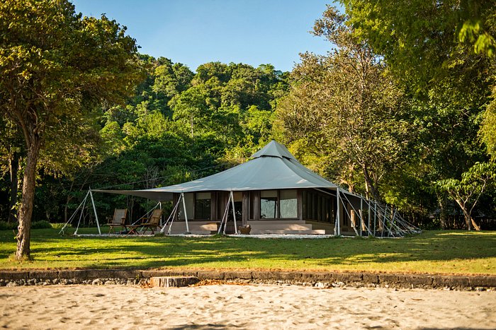 Amanwana Resort, 1. Sandat Glamping Tents, 2. La Cocoteraie Ecolodge, 3. Jeeva Beloam Beach Camp, 4. Bali Dynasty Resort, 5. Misool Eco Resort, 6. Amanwana Resort, 7. Sang Giri Mountain Tent Resort
