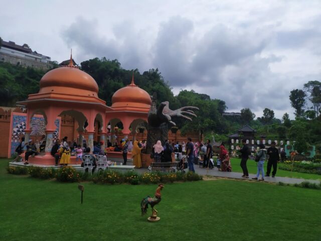 Area India yang berwarna-warni via Google Maps Iwan Haniyoto, Informasi Umum The Great Asia Africa , Rute Menuju The Great Asia Africa Lembang, Jam Operasional, Harga Tiket Masuk , Fasilitas , Hal-hal Menarik di The Great Asia Africa, Daya Tarik Objek Wisata The Great Asia Africa