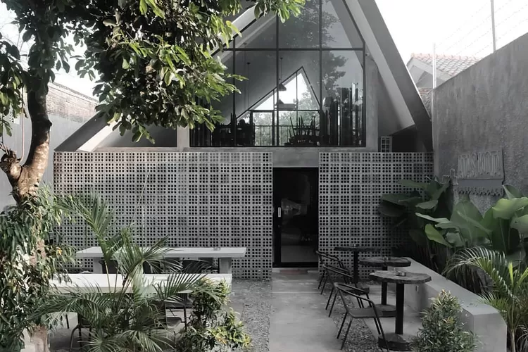 Atas Kota Coffee & Space via Smol, 1. Eastman Coffee House, 2. Antarakata Coffee, 3. Atap Langit Coffee n Eatery, 4. Tekodeko Koffiehuis, 5. Strada Coffee, 6. Ideologist.smg, 7. Anak Panah Kopi, 8. Moment Coffee & Space, 9. Excelso Coffee Rinjani, 10. Old Kettle, 11. My Kopi O!, 12. Hero Coffee Indonesia, 13. Tepian Kopi, 14. Encycoffeedia, 15. Makabana Working Space & Coffee Shop, 16. Lingkar Coffee & Idea, 17. Bersua at The Heights, 18. Semasa Kopi, 19. Atas Kota Coffee & Space, 20. Adhum Coffee, 21. Kastem Coffee & Space, 22. Pijar.srg, 23. Keizai Coffee & Garden, 24. Insight Coffee, 25. Origo Coffee, 26. Fat Elephant Restaurant & Coffee Shop, 27. Kopitiga
