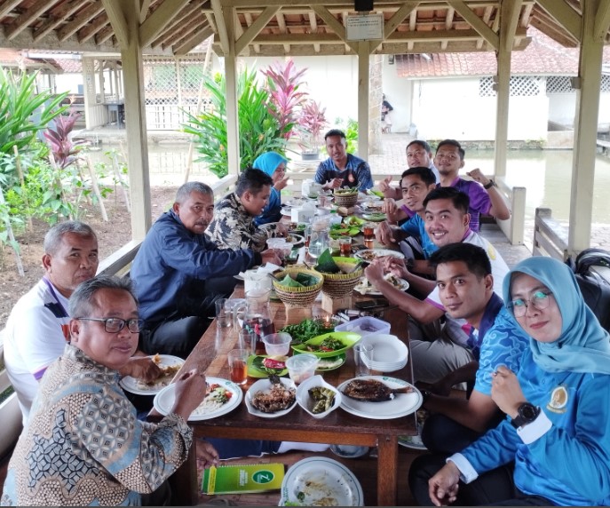 Bakar Ikan Zorojoy Yana Rustiana, 1. RM Warung Jeruk Ciamis, 2. Mie Bakso H. Oding, 3. Rumah Makan Mergosari, 4. Rumah Makan Ciamis Cobek Beti, 5. Bakar Ikan Zorojoy, 6. Saung Mirah Gapura, 7. Cibiuk Resto sindangkasih, 8. Lesehan Zembar, 9. Ampera Warung Nasi, 10. Rumah Makan Pujaseda, 11. AYAM GORENG KERSEN, 12. SAMARA BINANGKIT, 13. RUMAH MAKAN HJ IMI, 14. Lesehan Simanalagi, 15. Samudra Rumah Makan &amp; Catering, 16. Sate &amp; Gule H. Etom, 17. Rumah Makan Panenjoan, 18. RM Roda Baru, 19. Mom’s Kitchen – Food, coffee, and Pizza, 20. Teen’s Cafe, 21. Warung Tutug Oncom TO. Bapak Aki