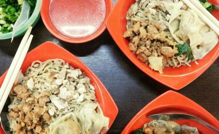 Bakmi Shanghai via Crazfood, 1. Kedai Durian Ucok, 2. Merdeka Walk Medan, 3. Mie Ayam Kumango, 4. Kedai Kopi Apek, 5. Tip Top Medan, 6. Bihun Asie Kumango, 7. Mie Sop Methodist, 8. Kari Bihun Tabona, 9. Wajir Seafood, 10. Sate Memeng H. Muhammad Saimin, 11. Lontong Kak Lin, 12. Teh Susu Telur (TST) Pak Haji, 13. Rumah Makan Sipirok Medan, 14. Mie Aceh Titi Bobrok Medan, 15. RM Soto Sinar Pagi, 16. Jalan Semarang, 17. Johor Seafood, 18. Martabak Yurich, 19. Kuliner Pagaruyung, 20. Bakmi Hock Seng, 21. Rujak Kolam Takana Juo, 22. Bakmi Shanghai, 23. Kari Bihun Tabona, 24. Martabak Gapa, 25. Nasi Ayam Mama Koki, 26. Murni Martabak Piring, 27. Kesawan Square