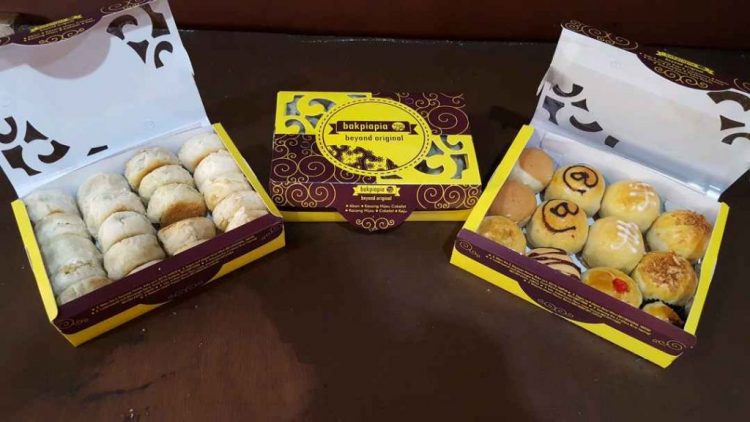Bakpiapia via Traveloka, 1. Bakpia Mutiara Jogja, 2. Bakpia Pathok 25, 3. Bakpia Patuk 75, 4. Bakpia Kurnia Sari, 5. Bakpia Kemusuk 033, 6. Bakpiaku, 7. Bakpia Tugu Jogja, 8. Bakpia Juwara Satoe, 9. Bakpia Citra Premium, 10. Bakpia Kencana, 11. Bakpia Djava, 12. Bakpiapia, 13. Bakpia Kenes, 14. Bakpia Merlino, 15. Bakpia Soemadigdo