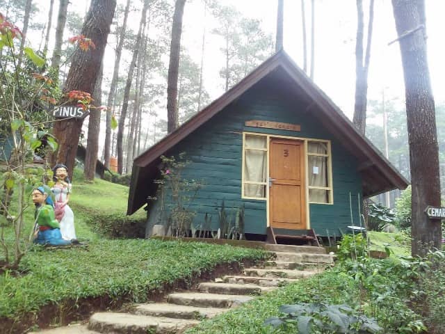 1. Mari mulai dari atraksi wisata populer di Bandung yang bisa kalian jajal dengan harga minimalis, bahkan ada yang gratis lho! Misalnya saja aneka taman tematiknya yang keren, 2. Dengan 10 ribu rupiah, kalian bisa mengelilingi kota Bandung sambil bergaya keren di atas Bus Bandros, 3. Salurkan hasratmu jadi koboi dengan naik kuda. Harganya mulai dari 5 ribuan saja lho, 4. Ingin tahu seperti apa suasana pasar terapung? Nggak usah jauh-jauh ke Thailand karena di Bandung pun ada Floating Market, 5. Terkadang, wisata murah bisa begitu dekat dengan bintang. Nggak percaya? Mampir saja ke Observatorium Bosscha yang ada di bilangan Lembang untuk membuktikannya, 6. Walau bukan obyek wisata mayor, Cagar Alam Junghuhn layak untuk dikunjungi oleh kalian yang menghargai jasa para pahlawan, 7. Air terjun Maribaya selalu menjadi favorit bagi mereka yang mencintai suasana alam dengan budget yang ekonomis, 8. Dan, dari Maribaya, kalian bisa langsung menuju Taman Hutan Raya Juanda. Harga tiketnya sama ekonomisnya lho, 9. Untuk melengkapi kunjungan di Taman Hutan Raya Juanda, sekalian saja mampir ke tempat selfie paling populer di Bandung, yaitu Tebing Keraton, 10. Menikmati sejuknya udara Bandung bisa kalian lakukan sambil mengenal ragam fauna di Kebun Binatang Bandung, 11. Area Bandung Selatan juga punya banyak obyek wisata yang menyayangi kantong kalian. Misalnya saja wisata Kawah Putih-nya yang super populer itu, 12. Untuk kalian para pecinta wisata alam dan pengagum nilai-nilai romantisme, Situ Patenggang menjadi tempat yang wajib kalian sambangi di Bandung, 13. Mampirlah ke Pemandian Air Panas Cibolang yang akan menghangatkan tubuh kalian dari gigitan udara dingin di Ciwidey, 14. Cibolang bukan satu-satunya tempat yang dapat menghangatkan tubuh kalian saat dingin. Kunjungi saja Taman Wisata Alam Cimanggu yang juga menawarkan kolam pemandian air panas alami, 15. Atau, mampirlah ke pemandian Air Panas Alami Walini/Rancawalini juga populer di wilayah Ciwidey. Kalian dapat menikmati suasana berendam air panas di tengah perkebunan teh, 16. Wisata di Ciwidey akan semakin lengkap jika kalian berjalan-jalan di tengah Perkebunan Teh Rancabali. Pemandangannya yang indah akan membuat siapapun mendadak suka mengambil foto, 17. Untuk menutup wisata hemat di Bandung, mampirlah ke Pasar Gedebage untuk belanja pakaian second berkualitas bagus. Harganya? Murah meriah!, 18. Balitsa Lembang yang Instagramable, 19. Keindahan Babakan Siliwangi yang bikin mata terpana, 20. Mengintip Dinosaurus di Museum Geologi, 21. Kawah Rengganis yang begitu eksotis, 22. Epic Sunrise di Venue Gantole Cililin, 23. Menikmati pesona alam hijau di Bukit Teletubies, 24. Menikmati pesona alam hijau khas bebukitan di Bukit Jamur, 25. Pesona Curug Bellarosa yang bikin pikiran adem, 26. Epiknya pemandangan di Gunung Nini Pangalengan