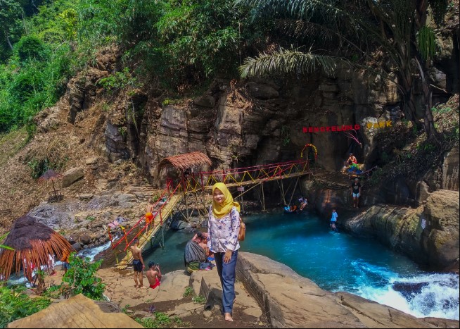 Bengkelung Park Fiani Zuhriyyah, 1. Pantai Pasir Kencana, 2. Curug Muncar, 3. Curug Bajing , 4. Pantai Slamaran , 5. Museum Batik Pekalongan, 6. Pantai Sunter Depok Indah, 7. Puncak Hanoman Gunung Kendalisodo, 8. Linggo Asri, 9. Kebun Teh Kaliboja, 10. Lolong Adventure, 11. International Batik Center , 12. Gunung Rogojembangan , 13. Wisata Watu Ireng , 14. Pantai Wonokerto , 15. Bukit Pawuluhan, 16. Wisata Mangrove Park Pekalongan, 17. Blackcanyon Petungkriyono, 18. Wisata Curug Madu, 19. Curug Bidadari Jolotigo , 20. Curug Cinde, 21. Monumen Pekalongan, 22. Alun-alun Kota Pekalongan, 23. Alun-alun Bebekan Kedungwuni, 24. Kali Paingan, 25. Curug Lawe, 26. Bendungan Kletak, 27. Curug Blanten, 28. Curug Bekakak, 29. Jembatan Lengkung Surabayan, 30. Taman Kuripan Pekalongan “Nursery Horikultura, 31. Pantai Sari Pekalongan, 32. Bengkelung Park, 33. Kolam Renang Banyubiru Pekalongan, 34. Taman Lapangan Bebekan, 35. Wisata Ciblon, 36. Zatoland Waterboom, 37. Bukit Bintang Kutorojo, 38. La’Ranch Glamping, 39. Telaga Sigebyar Mangunan, 40. Sipare Green Park, 41. Km 0 Pekalongan, 42. Wisata Danau Alkautsar, 43. Dino Park Soko Langit Pekalongan, 44. Masjid Agung Al-Jami Pekalongan, 45. Wisata Bahari PPNP, 46. Nasi Megono Bu Suli – Wisata Kuliner khas Pekalongan , 47. Pusat Grosir Setono