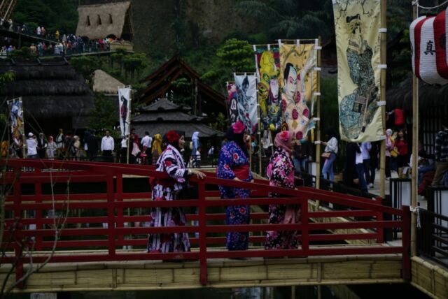 Berfoto dan berkeliling menggunakan kimono di area Jepang via Google Maps pakdhe Notro, Informasi Umum The Great Asia Africa , Rute Menuju The Great Asia Africa Lembang, Jam Operasional, Harga Tiket Masuk , Fasilitas , Hal-hal Menarik di The Great Asia Africa, Daya Tarik Objek Wisata The Great Asia Africa