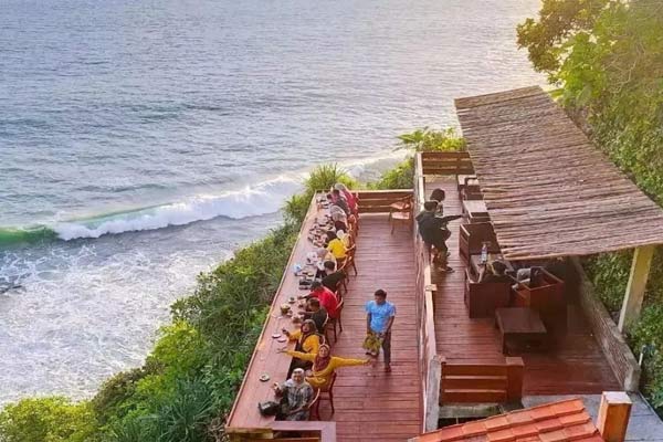 Berkunjung ke Cafe Puncak Segoro via Instagram.com @titinhesa, Alamat dan Rute Menuju Lokasi, Harga Tiket Masuk Puncak Segoro, Jam Operasional Puncak Segoro, Fasilitas Penunjang Liburan, Hal Menarik dari Puncak Segoro yang Bikin Meleleh, Aktivitas Seru di Puncak Segoro, Tips Liburan
