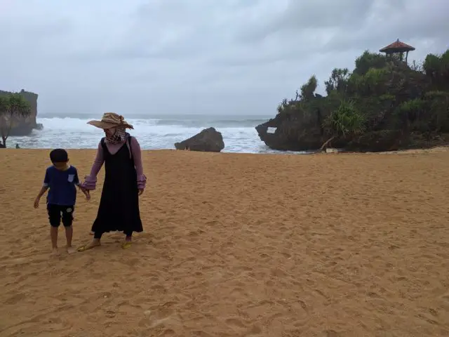 Bermain di Pasir Pantai yang Luas via Google Maps AE86 Chanel, Informasi Umum, Lokasi dan Akses Pantai Ngrawe, Tiket Masuk Pantai Ngrawe, Jam Operasional Pantai, Fasilitas, Keistimewaan Pantai Ngrawe Gunungkidul, Daya Tarik