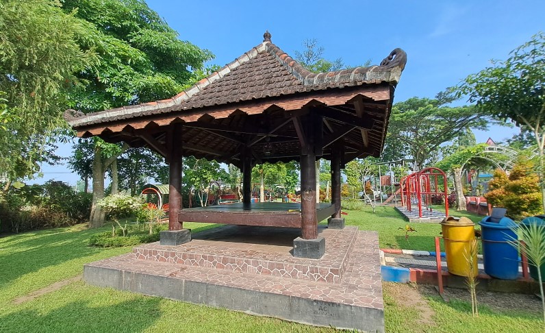 Blitar Green Park Aldizar Ghazali, 1. Kampung Coklat, 2. Taman Kebon Rojo, 3. Pantai Tambakrejo, 4. Pantai Pangi, 5. Perkebunan Teh Sirah Kencong, 6. Pantai Serang, 7. Blitar Park, 8. Petilasan Rambut Monte, 9. Candi Penataran, 10. Pantai Peh Pulo, 11. Goa Embultuk, 12. Candi Gambar Wetan, 13. Situs Arca Warak, 14. Candi Kotes, 15. Candi Sawentar, 16. Makam Bung Karno, 17. Istana Gebang, 18. Water Park Sumberudel, 19. Desa Wisata Semen, 20. Wisata Sejarah Monumen Trisula, 21. Penangkaran Rusa Maliran, 22. Agrowisata Karangsari Blitar, 23. Gunung Butak, 24. Pantai Gondo Mayit, 25. Air Terjun Coban Wilis, 26. Air Terjun Sirah Kencong, 27. Air Terjun Grenjeng, 28. Air Terjun Jurug Bening , 29. Objek Wisata Alam Pacuh, 30. Pantai Umbul Waru, 31. Curug dan Kedung Badrun, 32. Air Terjun Lawean, 33. Pantai Jolosutro, 34. Arung Jeram Soko Adventure Blitar, 35. Goa Maria Sendang Rejo, 36. Gardu Pandang Perkebunan Gambar, 37. Omah Djadoel, 38. Gunung Kelud, 39. Air Terjun Kedung Entong, 40.  Air Terjun Tirto Galuh, 41. Taman Jurug Goa Luweng Prodo, 42. Bukit Teletubies Blitar, 43. Hutan Pinus Gogoniti, 44. Kampung Afrika Blitar, 45. Gunung Butak, 46. Pantai Pasur, 47. Pantai Serit, 48. Monumen PETA, 49. Wisata Alam Paco, 50. Bendungan Serut, 51. Arca Gamprang, 52. Candi Simping, 53. Jurug Moncar, 54. Candi Mleri, 55. Candi Kalicilik, 56. Alun-alun Blitar, 57. Blitar Green Park, 58. Taman Pecut, 59. Fish Garden Blitar, 60. Kaloka Lodoyo, 61. Pemandian Sumur Amber Kandangan, 62. Bendungan Wlingi Raya, 63. Taman Idaman Hati Wlingi Blitar, 64. Villa Puncak Pesanggrahan Tambakrejo