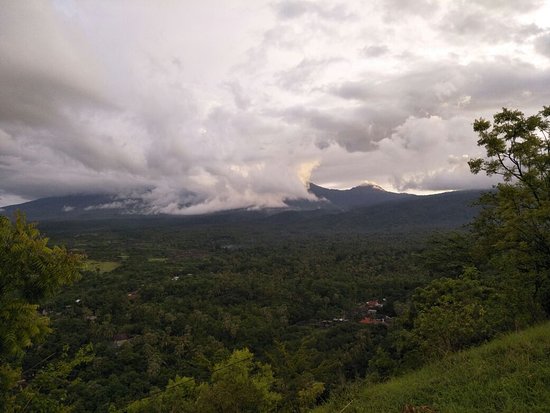 Bukit Mangun via Tripadvisor, 1. Bukit Amuk Bay menawarkan pemandangan hamparan pantai Amuk Bay, 2. Wanagiri Hidden Hills jangan sampai lepas dari bidikan kameramu!, 3. Bukit Belong menawarkan view persawahan yang bak permadani hijau, 4. Nyari Tempat asik untuk menenangkan diri di Bali? Ya… Bukit Putung, 5. Bukit Asah: spot kece untuk menikmati sunset dan camping, 6. Menikmati pesona pantai dari ketinggian di Bukit Guungan, 7. Bukit Campuhan asik juga nih buat jogging, 8. Masih di Bali? Jangan lupa mampir ke Bukit Batu Kursi, 9. Bukit Sari Songan, 10. Bukit Trunyan, 11. Bukit Panorama Lembongan, 12. Bukit Teletubies Kubutambahan, 13. Bukit Teletubbies Nusa Penida, 14. Bukit Tenganan, 16. Bukit Nampo, 17. Bukit Pemukuran, 18. Bukit Cinta Pinggan, 19. Bukit Medelen, 20. Bukit Lipang, 21. Twin Hill, 22. Bukit Demulih, 23. Bukit Mende, 24. Bukit Tamblang, 25. Bukit Cemara, 26. Bukit Jambul, 27. Bukit Indrakila, 28. Bukit Mencol, 29. Bukit Lemped, 30. Bukit Mangun, 31. Bukit Nunggul, 32. Bukit Abangan, 33. Bukit Padang Dalung, 34. Bukit Beratan, 35. Bukit Cinta Desa Gelumpang