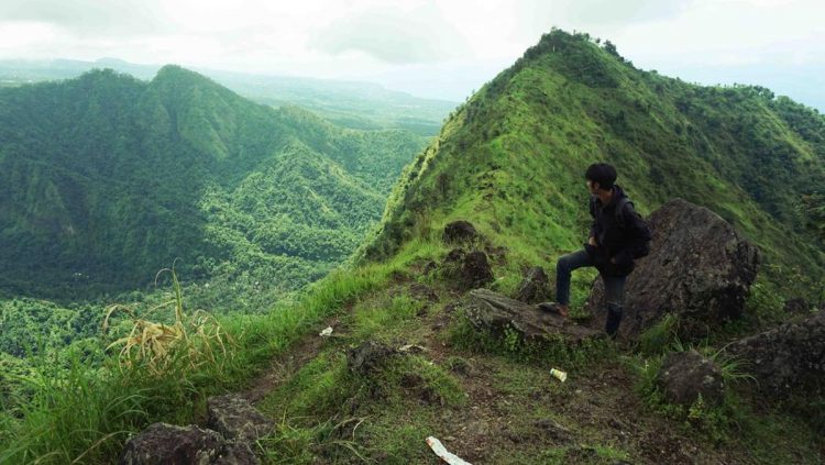 Bukit Medelen, 1. Bukit Amuk Bay menawarkan pemandangan hamparan pantai Amuk Bay, 2. Wanagiri Hidden Hills jangan sampai lepas dari bidikan kameramu!, 3. Bukit Belong menawarkan view persawahan yang bak permadani hijau, 4. Nyari Tempat asik untuk menenangkan diri di Bali? Ya… Bukit Putung, 5. Bukit Asah: spot kece untuk menikmati sunset dan camping, 6. Menikmati pesona pantai dari ketinggian di Bukit Guungan, 7. Bukit Campuhan asik juga nih buat jogging, 8. Masih di Bali? Jangan lupa mampir ke Bukit Batu Kursi, 9. Bukit Sari Songan, 10. Bukit Trunyan, 11. Bukit Panorama Lembongan, 12. Bukit Teletubies Kubutambahan, 13. Bukit Teletubbies Nusa Penida, 14. Bukit Tenganan, 16. Bukit Nampo, 17. Bukit Pemukuran, 18. Bukit Cinta Pinggan, 19. Bukit Medelen, 20. Bukit Lipang, 21. Twin Hill, 22. Bukit Demulih, 23. Bukit Mende, 24. Bukit Tamblang, 25. Bukit Cemara, 26. Bukit Jambul, 27. Bukit Indrakila, 28. Bukit Mencol, 29. Bukit Lemped, 30. Bukit Mangun, 31. Bukit Nunggul, 32. Bukit Abangan, 33. Bukit Padang Dalung, 34. Bukit Beratan, 35. Bukit Cinta Desa Gelumpang
