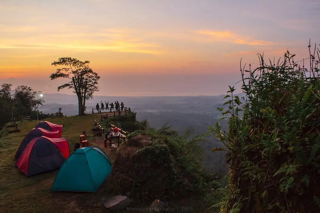 1. Bukit Amuk Bay menawarkan pemandangan hamparan pantai Amuk Bay, 2. Wanagiri Hidden Hills jangan sampai lepas dari bidikan kameramu!, 3. Bukit Belong menawarkan view persawahan yang bak permadani hijau, 4. Nyari Tempat asik untuk menenangkan diri di Bali? Ya… Bukit Putung, 5. Bukit Asah: spot kece untuk menikmati sunset dan camping, 6. Menikmati pesona pantai dari ketinggian di Bukit Guungan, 7. Bukit Campuhan asik juga nih buat jogging, 8. Masih di Bali? Jangan lupa mampir ke Bukit Batu Kursi, 9. Bukit Sari Songan, 10. Bukit Trunyan, 11. Bukit Panorama Lembongan, 12. Bukit Teletubies Kubutambahan, 13. Bukit Teletubbies Nusa Penida, 14. Bukit Tenganan, 16. Bukit Nampo, 17. Bukit Pemukuran, 18. Bukit Cinta Pinggan, 19. Bukit Medelen, 20. Bukit Lipang, 21. Twin Hill, 22. Bukit Demulih, 23. Bukit Mende, 24. Bukit Tamblang, 25. Bukit Cemara, 26. Bukit Jambul, 27. Bukit Indrakila, 28. Bukit Mencol, 29. Bukit Lemped, 30. Bukit Mangun, 31. Bukit Nunggul, 32. Bukit Abangan, 33. Bukit Padang Dalung, 34. Bukit Beratan, 35. Bukit Cinta Desa Gelumpang