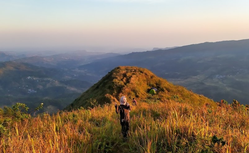 Bukit Pawuluhan Purwo Adi Nugroho, 1. Pantai Pasir Kencana, 2. Curug Muncar, 3. Curug Bajing , 4. Pantai Slamaran , 5. Museum Batik Pekalongan, 6. Pantai Sunter Depok Indah, 7. Puncak Hanoman Gunung Kendalisodo, 8. Linggo Asri, 9. Kebun Teh Kaliboja, 10. Lolong Adventure, 11. International Batik Center , 12. Gunung Rogojembangan , 13. Wisata Watu Ireng , 14. Pantai Wonokerto , 15. Bukit Pawuluhan, 16. Wisata Mangrove Park Pekalongan, 17. Blackcanyon Petungkriyono, 18. Wisata Curug Madu, 19. Curug Bidadari Jolotigo , 20. Curug Cinde, 21. Monumen Pekalongan, 22. Alun-alun Kota Pekalongan, 23. Alun-alun Bebekan Kedungwuni, 24. Kali Paingan, 25. Curug Lawe, 26. Bendungan Kletak, 27. Curug Blanten, 28. Curug Bekakak, 29. Jembatan Lengkung Surabayan, 30. Taman Kuripan Pekalongan “Nursery Horikultura, 31. Pantai Sari Pekalongan, 32. Bengkelung Park, 33. Kolam Renang Banyubiru Pekalongan, 34. Taman Lapangan Bebekan, 35. Wisata Ciblon, 36. Zatoland Waterboom, 37. Bukit Bintang Kutorojo, 38. La’Ranch Glamping, 39. Telaga Sigebyar Mangunan, 40. Sipare Green Park, 41. Km 0 Pekalongan, 42. Wisata Danau Alkautsar, 43. Dino Park Soko Langit Pekalongan, 44. Masjid Agung Al-Jami Pekalongan, 45. Wisata Bahari PPNP, 46. Nasi Megono Bu Suli – Wisata Kuliner khas Pekalongan , 47. Pusat Grosir Setono