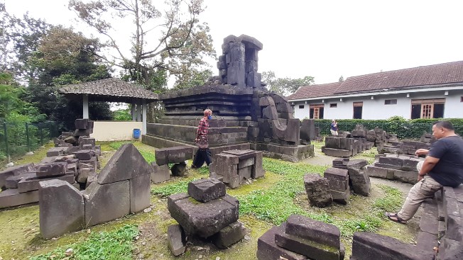 Candi Lawang Cepogo windu dolandolan, 1. Waduk Cengklik Park, 2. Pemandian Umbul Sewu Pengging, 3. Lembah Gunung Madu, 4. Air Terjun Kedung Kayang, 5. Pemandian Tlatar, 6. Taman Pandanalas Boyolali, 7. Trekking Gunung Merbabu, 8. Candi Lawang Cepogo , 9. Candi Sari Cepogo Temple , 10. Waduk Kedung Ombo, 11. New Selo, 12. Cepogo Cheese Park, 13. Waduk Klego Desa Bade, 14. Tirto Marto Pengging Boyolali, 15. Bukit Gancik Selo Boyolali, 16. Wisata Alam Panorama, 17. Umbul Tirtomulyo, 18. Taman Petruk, 19. Alun-alun Kidul Boyolali, 20. Embung Manajar, 21. Watu Blerek, 22. Kebun Raya Indrokilo, 23. Museum R. Hamong Wardoyo, 24. Restu Wijaya Waterboom, 25. Umbul Langse, 26. Kedung Goro , 27. Bukit Batur Sel, 28. Tikungan Cinta, 29. Patung Arjuna Wijaya , 30. Brown Canyon, 31. Makam Ki Ageng Kebo Kenanga Boyolali, 32. Makam Ki Ageng Singoprono Boyolali, 33. Masjid Cipto Mulyo Pengging Boyolali, 34. Oemah Bamboo Merapi, 35. Pura Bawana Tata, 36. Kedung Cinta, 37. Kedung Celeng , 38. Jumbleng Biru, 39. Air Terjun Watu Tibo, 40. Taman Alam Surapanta, 41. Jembatan Gantung Jrakah, 42. Kampung Wisata Dangean, 43. Bukit Kinasih, 44. Air Terjun Semuncar