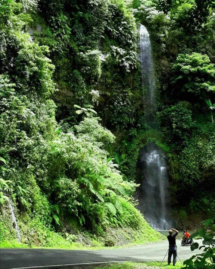Curug Ceret via Instagram.com @argus_fs, 1. Taman Langit Pengalengan, 2. Hutan Pinus Rahong, 3. Kampung Singkur Rahong, 4. Nuansa Riung Gunung, 5. Wayang Windu Panenjoan, 6. Situ Chaniwung, 7. Situ Cileunca, 8. Sunrise Point Cukul, 9. Bukit Panyawangan, 10. Penangkaran Rusa Kertamanah, 11. Rumah Pengabdi Setan, 12. Perkebunan Teh Malabar, 13. Perkebunan Teh Cukul, 14. Rumah Putih Cukul , 15. Curug Panganten, 16. Curug Ceret, 17. Sungai Palayangan, 18. Gunung Artapela, 19. Datar Pinus Camp, 20. Pemandian Air Panas Cibolang, 21. Peternakan Ultra Milk, 22. Glamping Cileunca, 23. Rafting Sungai Palayangan, 24. Jembatan Cinta, 25. Gunung Nini, 26. Situs Sejarah Rumah Bosscha, 27. Curug Mega, 28. Situs Rumah Adat Cikondang, 29. Wisata Gunung Wayang Pangalengan