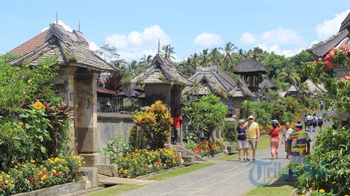 Desa Bali Aga via Tribun Bali, 1. Istana Taman Gili Kerta Gosa, 2. Pura Besakih, 3. Pura Goa Lawah, 4. Pantai Pasir Putih, 5. Desa Bali Aga, 6. Puri Agung Karangasem, 7. Istana Air Tirta Gangga, 8. Pantai Amed, 9. Pura Lempuyang, 10. Bukit Asah, 11. Desa Sidemen, 12. Desa Tenganan, 13. Taman Ujung, 14. Taman Bunga Edelweis, 15. Rafting Telagawaja, 16. Candidasa, 17. Pantai Padang Bai, 18. Danau Yeh Malet, 19. Tirta Ujung Water Spring, 20. Savana Tianyar, 21. Air Terjun Yeh Labuh Waterfall, 22. Pantai Wates Karangasem